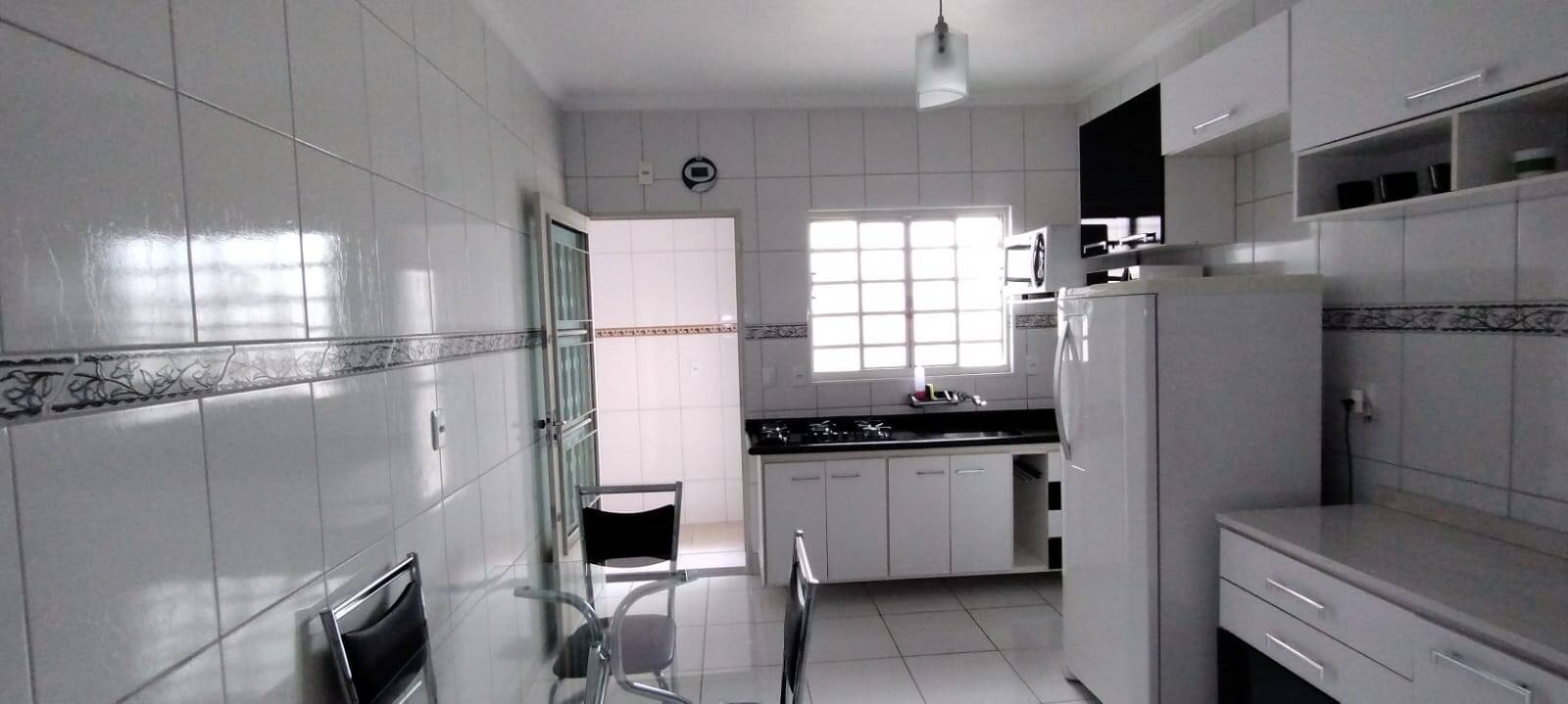 Casa à venda com 2 quartos, 68m² - Foto 1